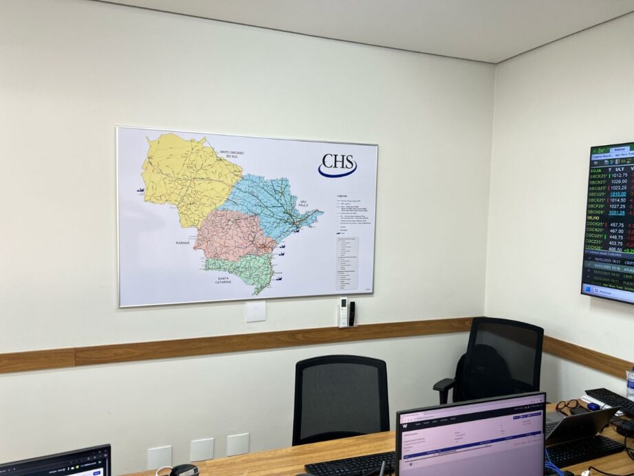 ÁREA DE ATUAÇÃO – MS, SP, PR E SC foto de um escritório comercial com um mapa emoldurado com moldura de alumínio contendo os estados do mato grosso do sul, são paulo, paraná e santa catarina, portos, ferrovias e rodovias