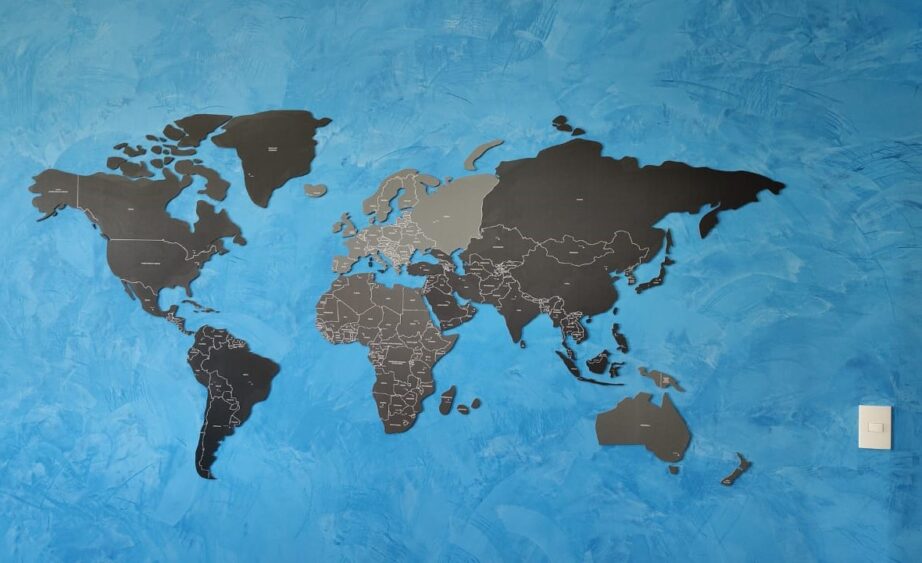 MAPA MUNDI RECORTADO mapa mundi recortado com tons de cinza em um parede de concreto de tom azul