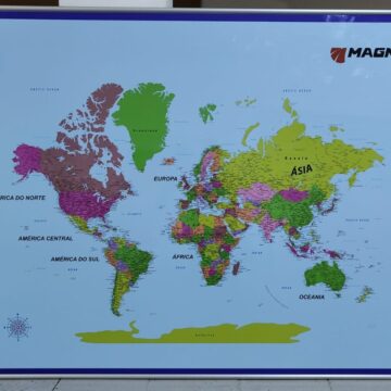 mapa mundi com países coloridos em tons de roxo, verde e rosa
