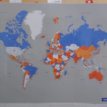 mapa mundi com países coloridos